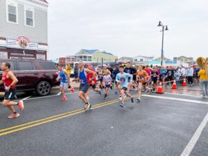 a group of people running in a marathon