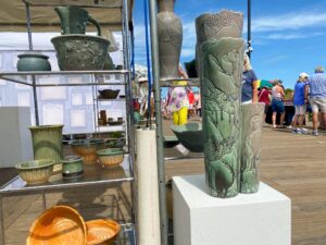 there are many vases on display at this outdoor event